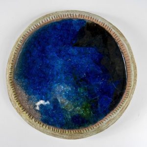 Vasija plana de gres con vidrio azul oscuro