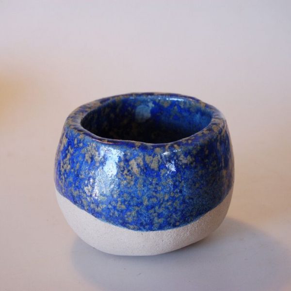 cuenco azul de cerámica