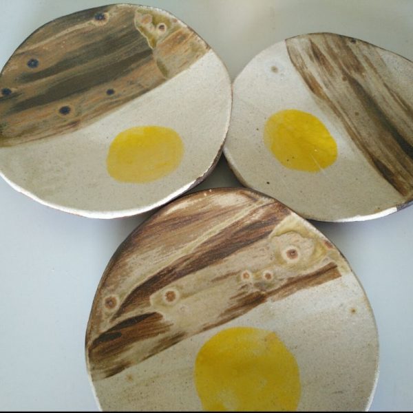 platos pequeños de cerámica con un lunar amarillo