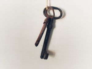 dos llaves antiguas de metal